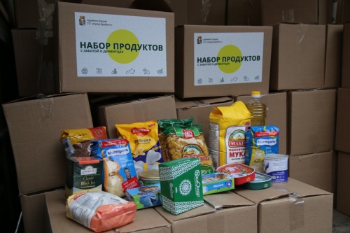 В Дербенте начали раздавать продуктовые наборы нуждающимся семьям