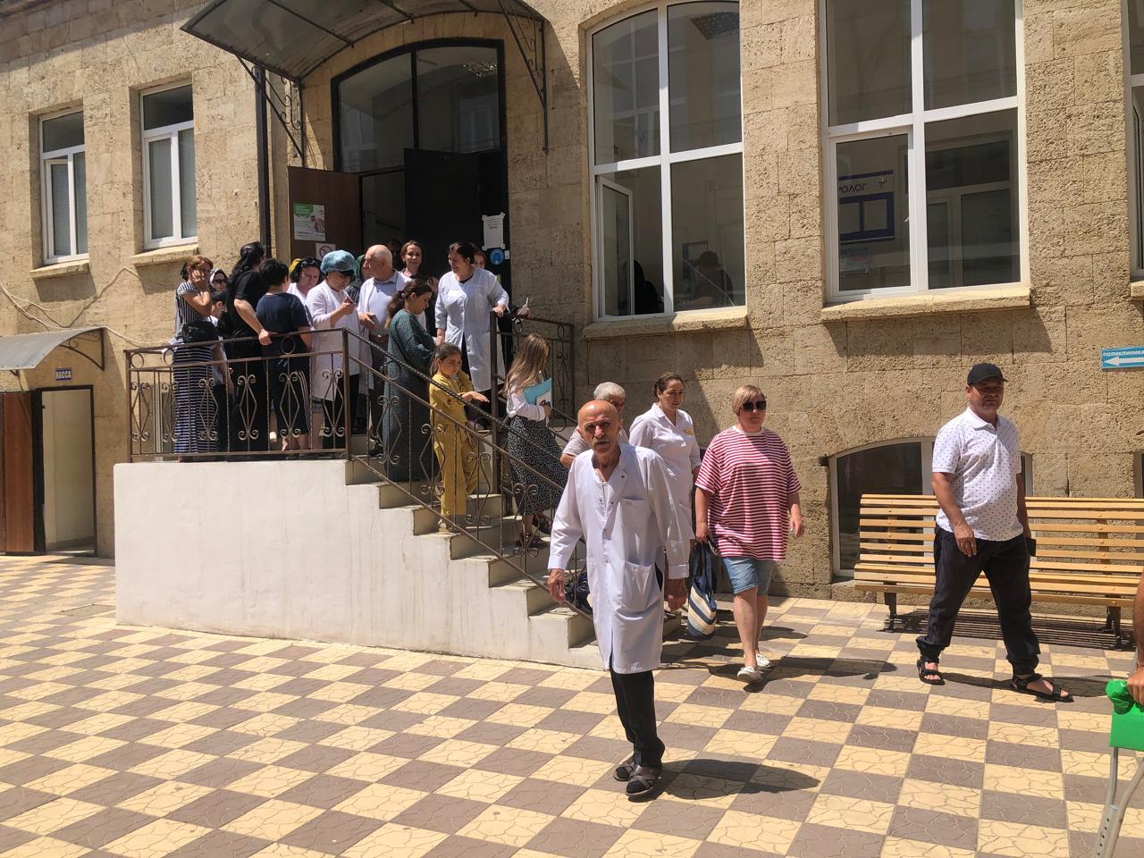 Учебная тренировка по эвакуации в случаях землетрясений  в ГБУ РД «Дербентская ЦГБ» (Поликлиника №1)