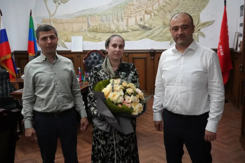   Глава Дербента Ханлар Пашабеков от всей души поздравил жительницу Дербента Бурлият Меджидову с вручением высокой государственной награды – ордена «Мать-героиня»